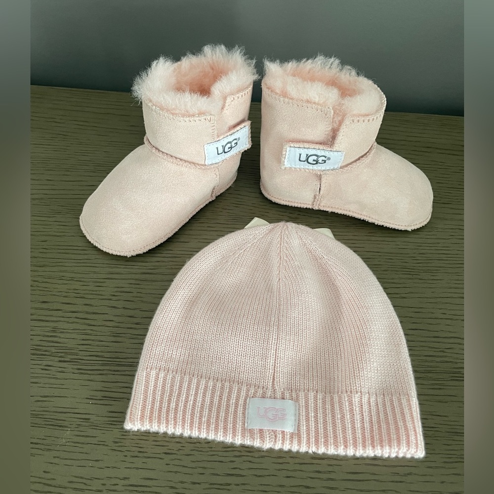 Like New Ugg infant booties and hat set in size medium/12 months